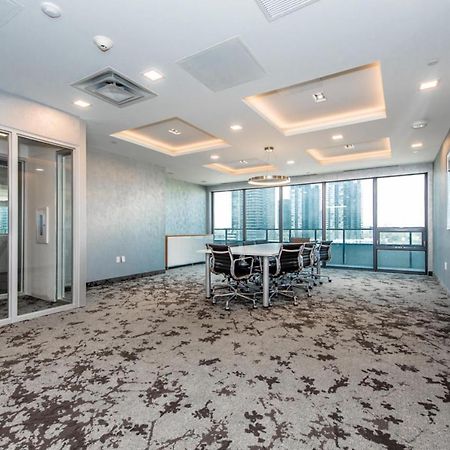 تورونتو Condo In Parklawn & Lake Shore With Free Parking Close To Airport المظهر الخارجي الصورة