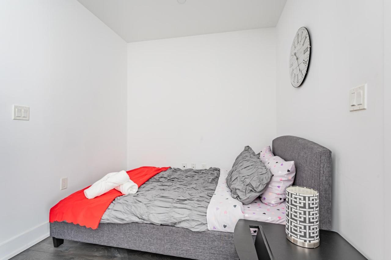 تورونتو Condo In Parklawn & Lake Shore With Free Parking Close To Airport المظهر الخارجي الصورة