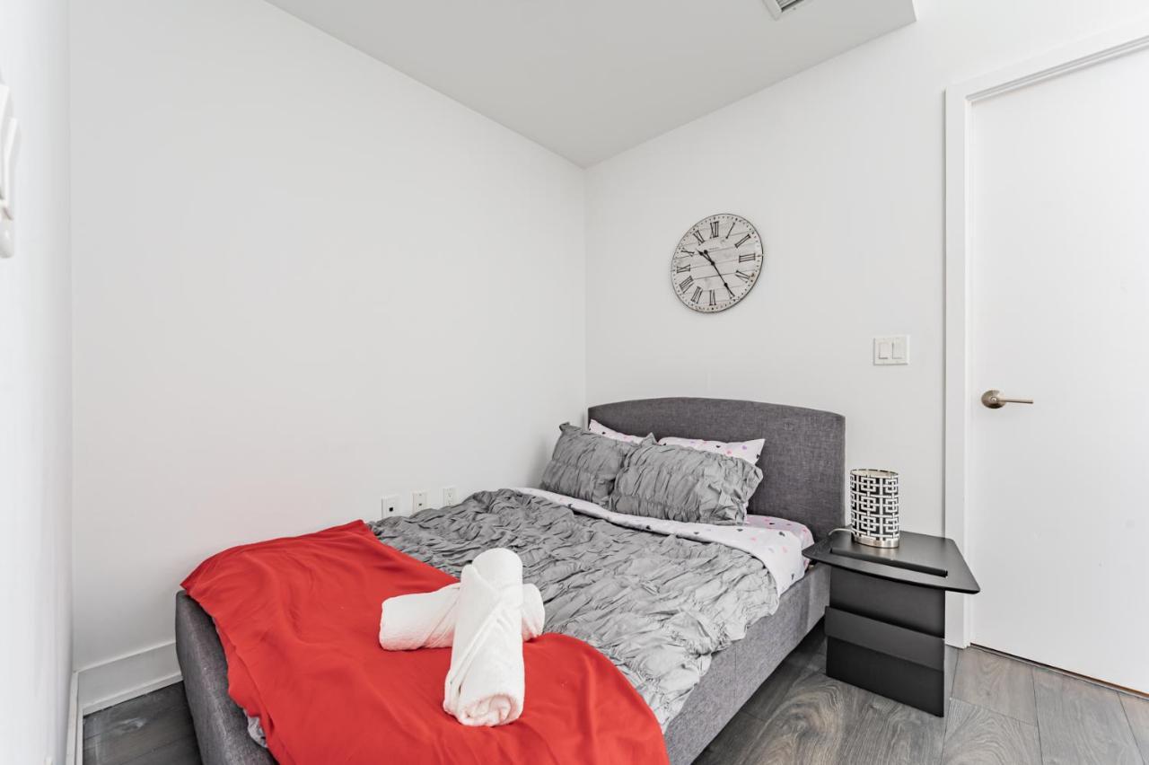 تورونتو Condo In Parklawn & Lake Shore With Free Parking Close To Airport المظهر الخارجي الصورة