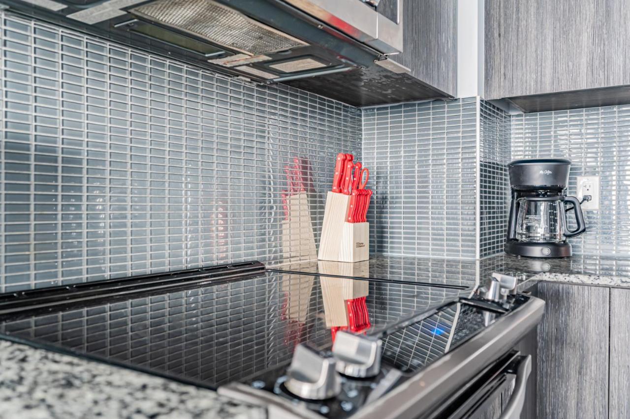 تورونتو Condo In Parklawn & Lake Shore With Free Parking Close To Airport المظهر الخارجي الصورة