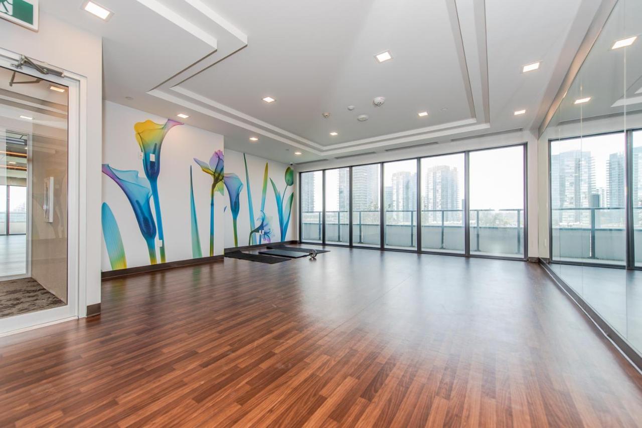 تورونتو Condo In Parklawn & Lake Shore With Free Parking Close To Airport المظهر الخارجي الصورة