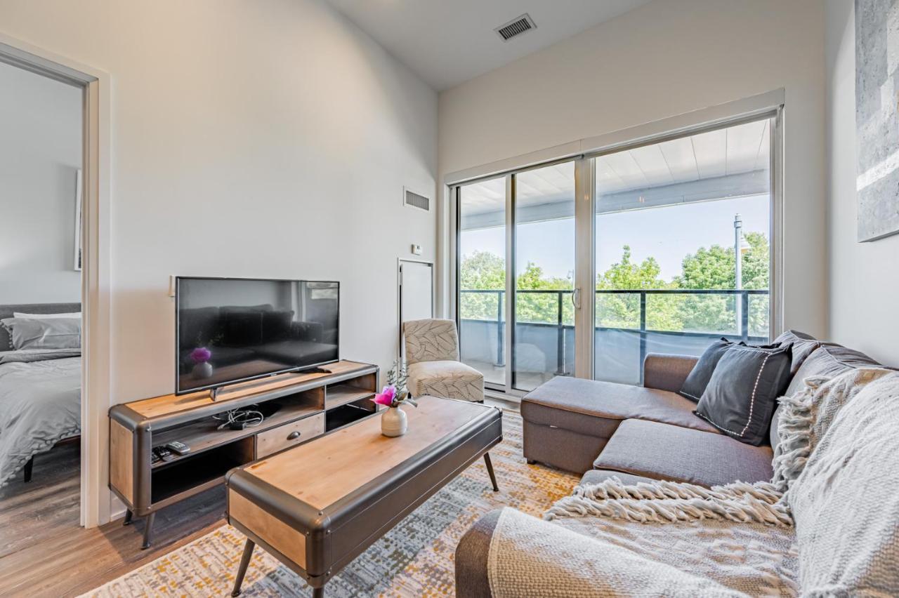 تورونتو Condo In Parklawn & Lake Shore With Free Parking Close To Airport المظهر الخارجي الصورة