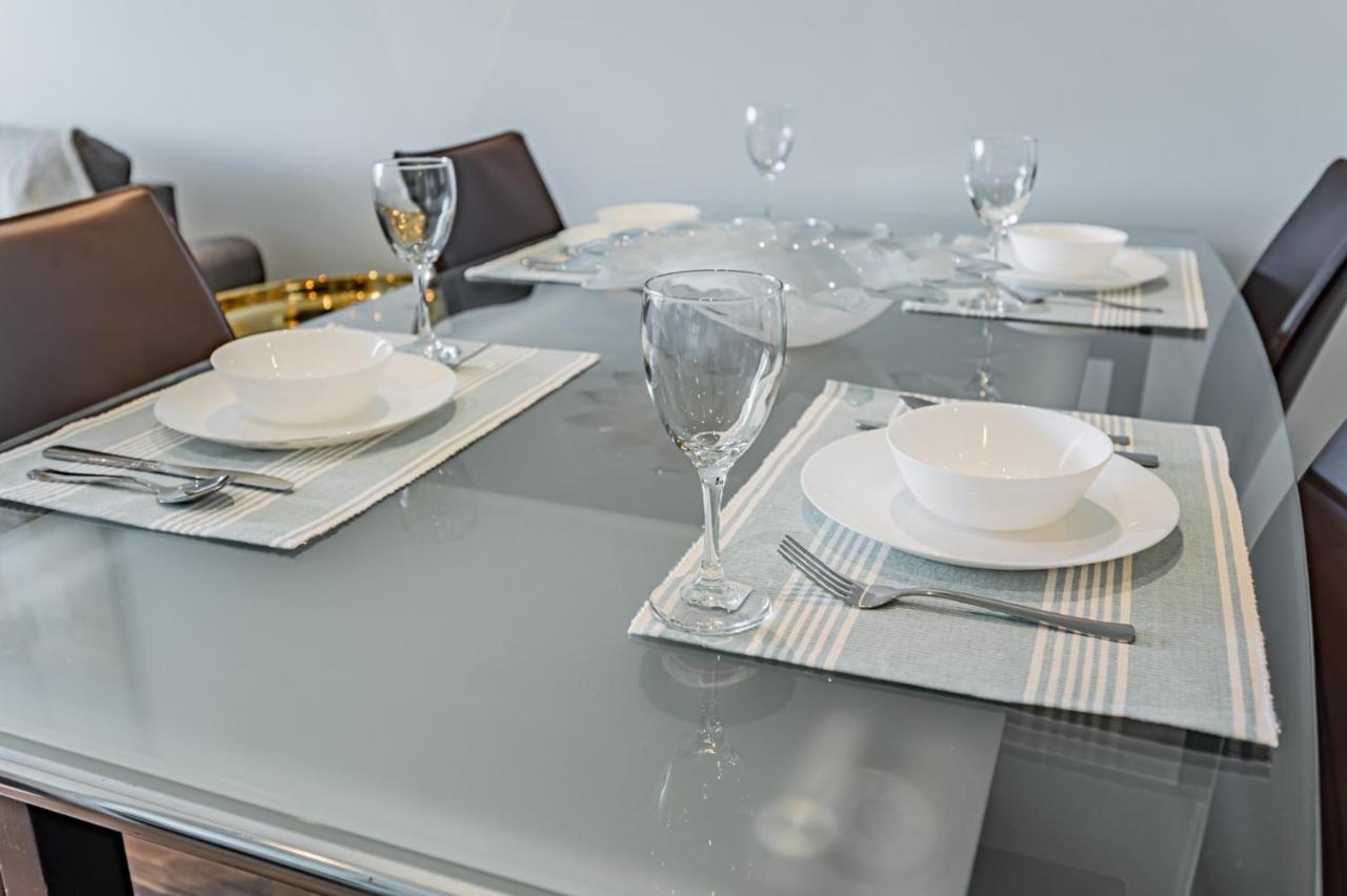 تورونتو Condo In Parklawn & Lake Shore With Free Parking Close To Airport المظهر الخارجي الصورة