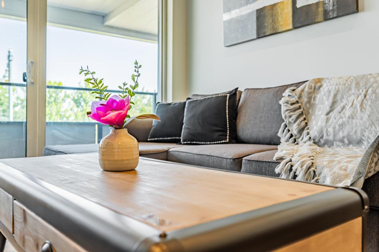 تورونتو Condo In Parklawn & Lake Shore With Free Parking Close To Airport المظهر الخارجي الصورة