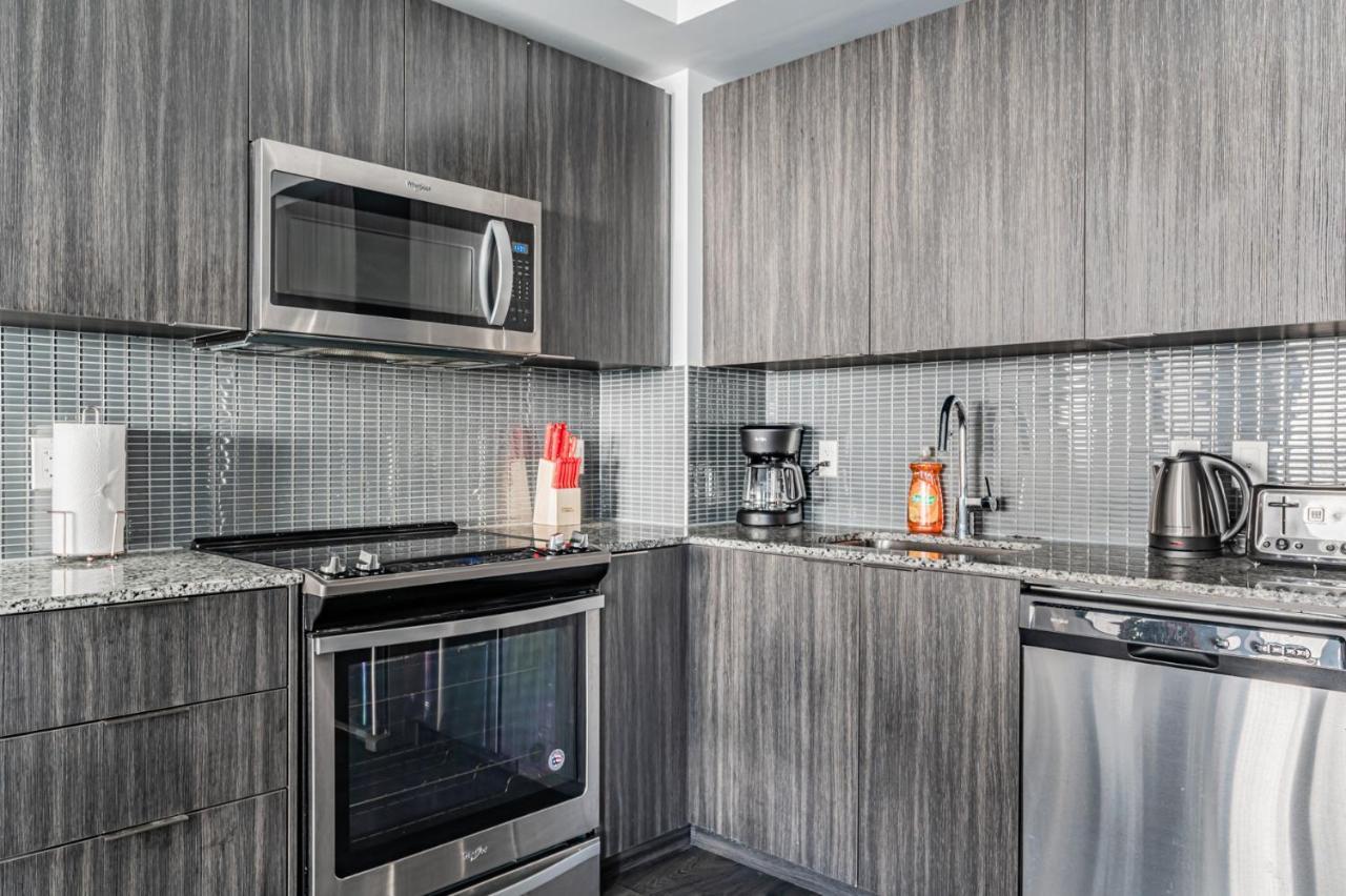 تورونتو Condo In Parklawn & Lake Shore With Free Parking Close To Airport المظهر الخارجي الصورة