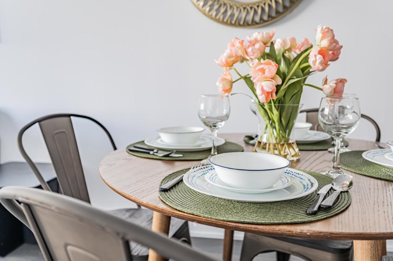تورونتو Condo In Parklawn & Lake Shore With Free Parking Close To Airport المظهر الخارجي الصورة