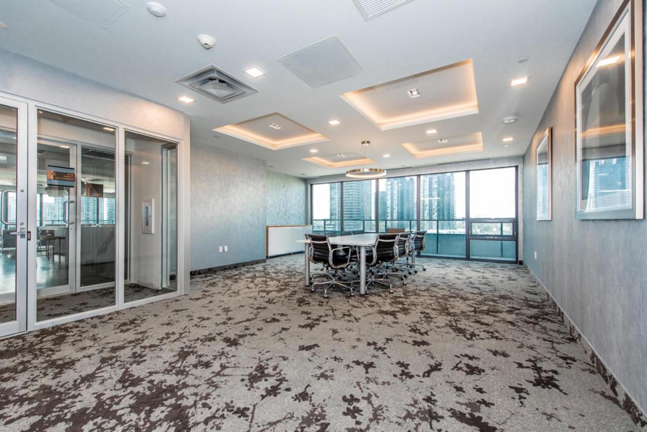 تورونتو Condo In Parklawn & Lake Shore With Free Parking Close To Airport المظهر الخارجي الصورة