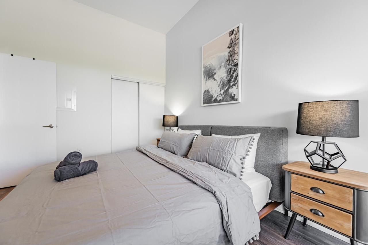 تورونتو Condo In Parklawn & Lake Shore With Free Parking Close To Airport المظهر الخارجي الصورة