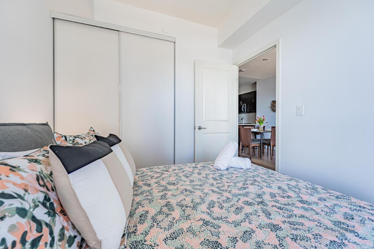 تورونتو Condo In Parklawn & Lake Shore With Free Parking Close To Airport المظهر الخارجي الصورة